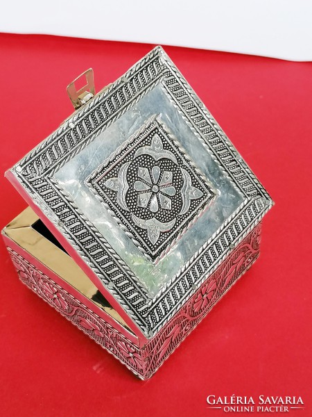 Elegant retro jewelry box 2.