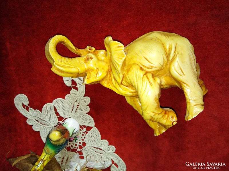 Elefánt figura műgyantából készült. Szerencsét hozó elefánt szobor
