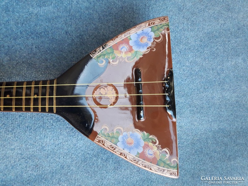 Hatalmas balalajka formájú porcelán italtartó.