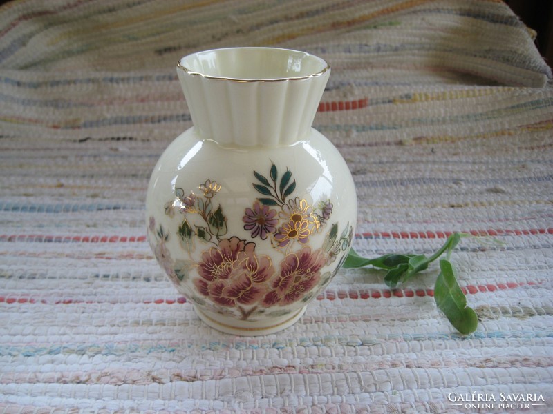 Zsolnay , kézi festésű váza száján egy pici ,alig észrevehető , javítással , 17 cm