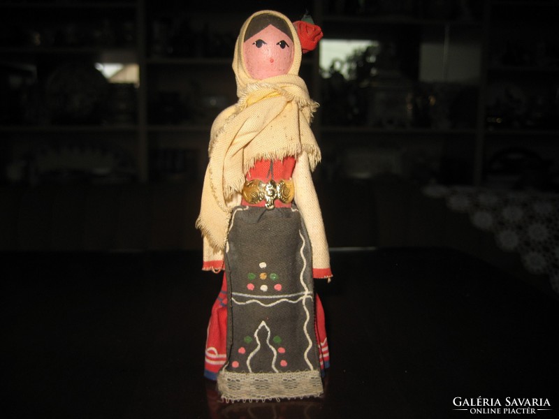 Baba népviseletben   / fa és textil  / 14  cm  a 60 as évekből
