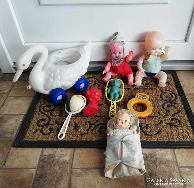 8 Piece toy dolls, doll, rattle, rattle, rolling swan, bandaged doll,. For sale at the same time