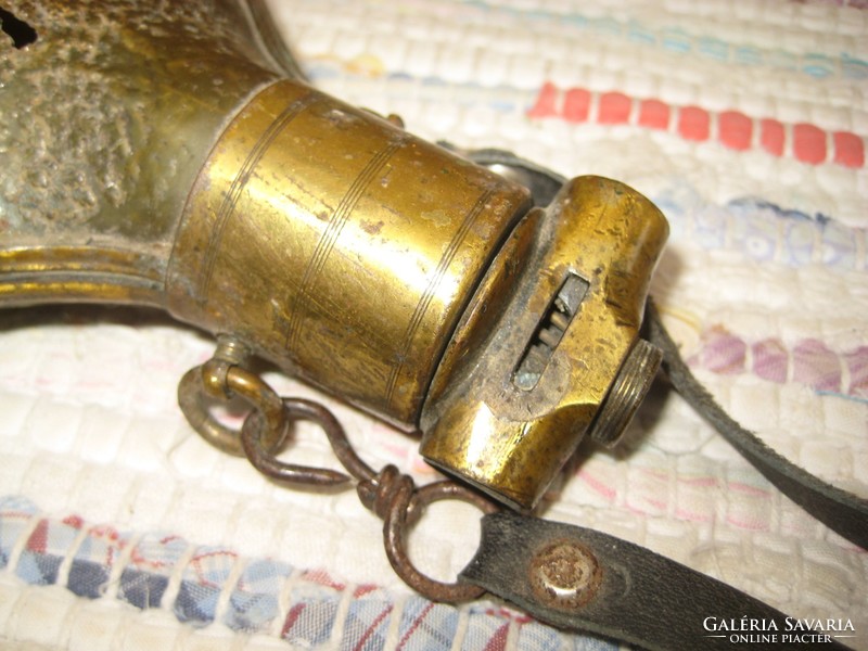 Gunpowder holder made of horn and yellow copper