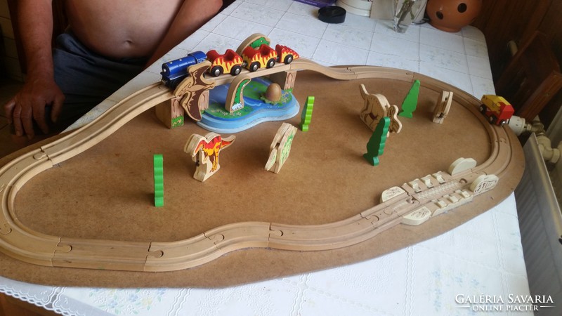 Fa játék vasút, dinoszauroszokkal, vonattal eladó!
