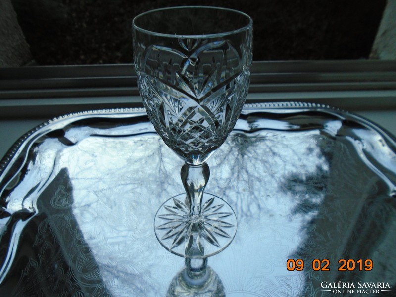Diamond-cut lead crystal glass with base 15.50 cm