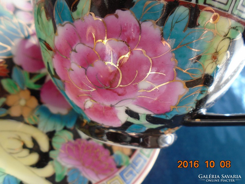 Kézzel festett Aranykontúrozott Famille Noir Mille Fleur teás csésze alátéttel