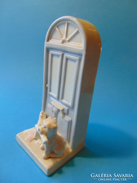 Német porcelán aranyos  kiskutya az ajtó előtt  Foreign felirattal