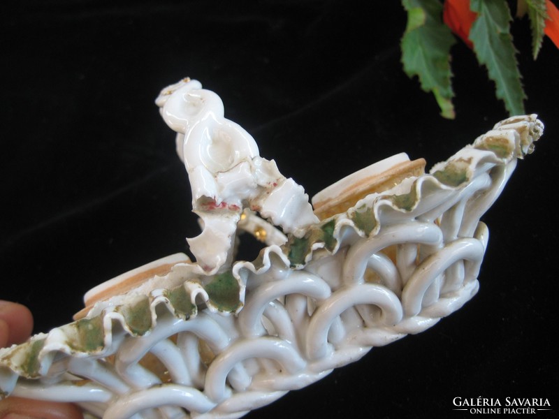 Antik  porcelán gyertyatartó  kosárka , kora kb  150 év lehet  , nem jelzett