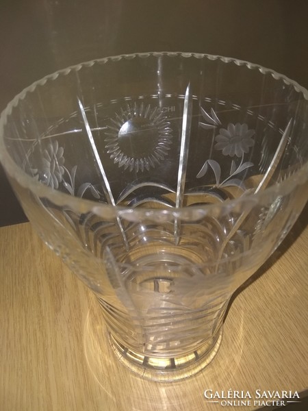 Crystal vase with a special bay shape