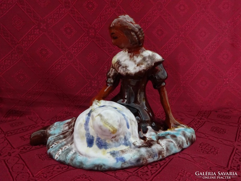 Porcelán figurális szobor, kézi festés, egy hölgy ül a fűben, kalappal a kezében. Vanneki!