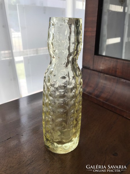Sárga vastag falú váza homorú díszítéssel P17