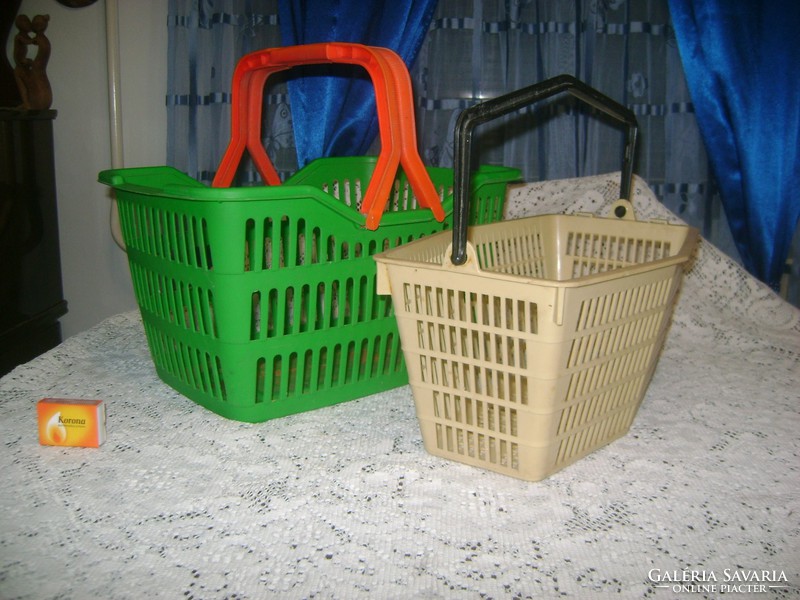 Két darab műanyag bevásárló vagy tároló kosár