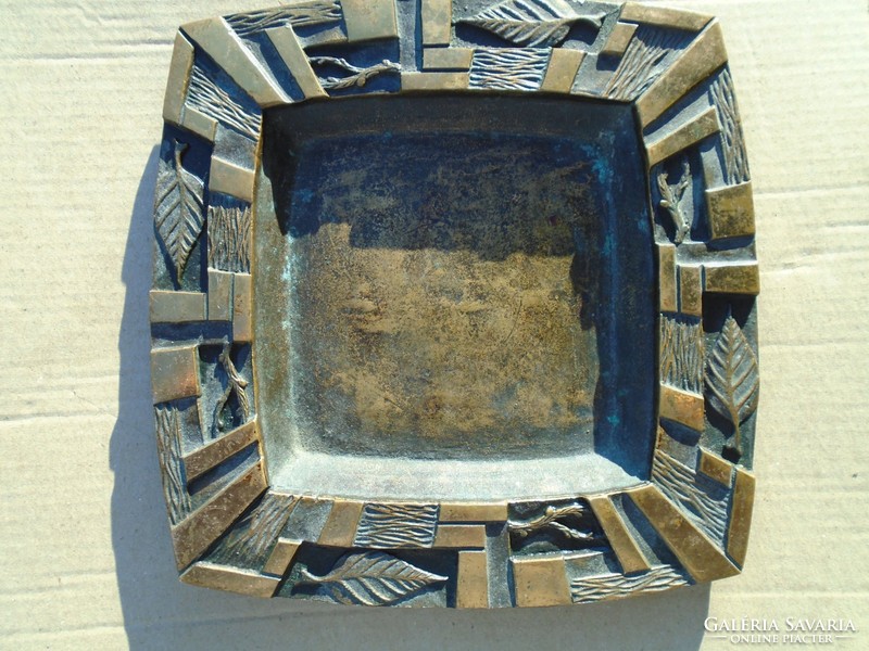 Bán edit sculptor (1905-1966) bronze decorative bowl.