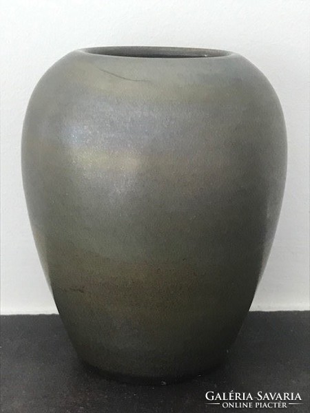 Irizáló kerámia váza aranyos-kékes csíkokkal, 12,5 cm magas