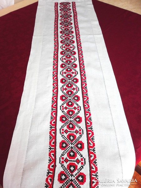 Embroidered canvas table runner, 103 x 29 cm