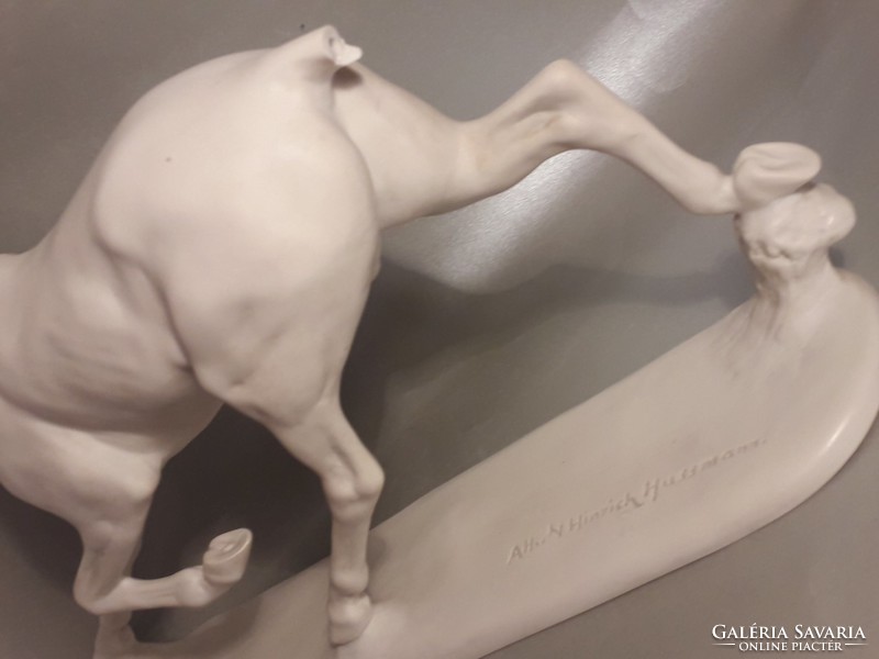 Pompás alkotás! Extra ritka hossza: 39,5 cm ROSENTHAL szignált porcelán vágtató ló szobor - sérült