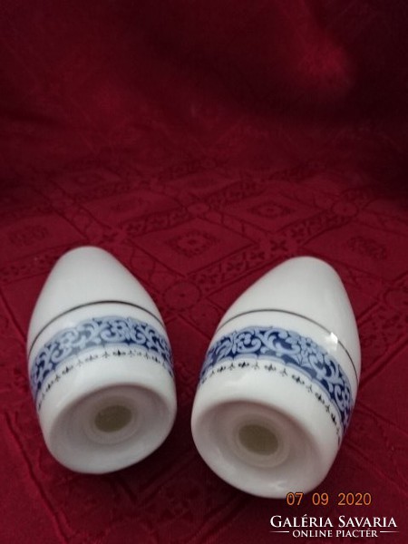 Kanehan Japanese porcelain salt shaker, height 9 cm. He has!