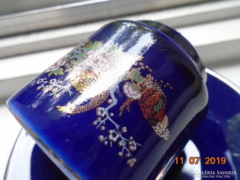 Arany páva páros és színes virág mintákkal kobaltkék jelzett japán kávés csésze alátéttel