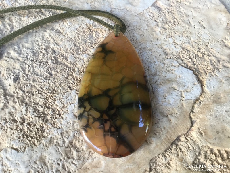 Óriás achát erezet mintás  ásvány medál oliv zöld bőrszálon