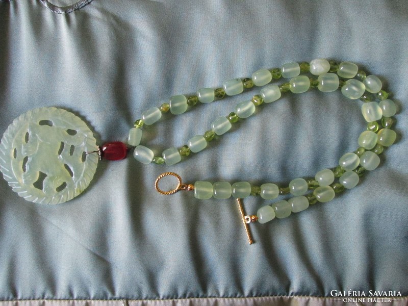 Jade and aventurine Peking glass retro oriental necklace