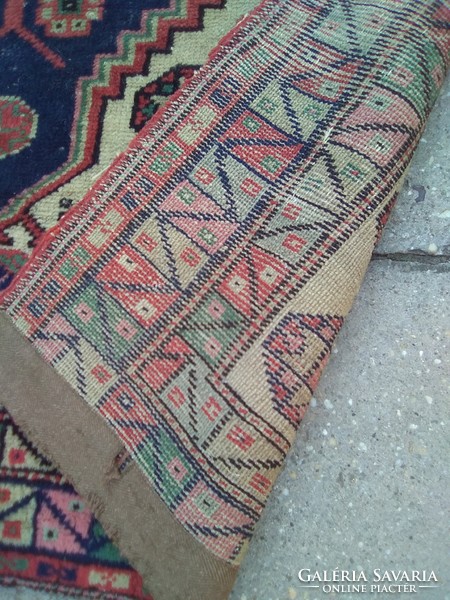 Antik kézicsomózású perzsaszőnyeg.