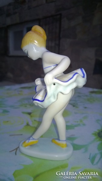 A kis balerina -Hollóházi figura-kézzel festve, hibátlan 14 cm-Ajándékba is !