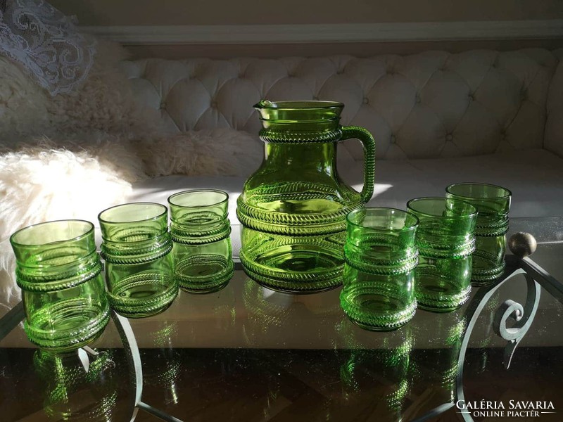 Smaragd zöld, rusztikus üveg kancsó 6 poharával