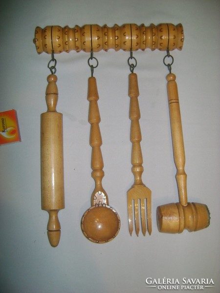 Retro konyhai eszközök fából falidísz - merőkanál, nyújtófa, villa, klopfoló