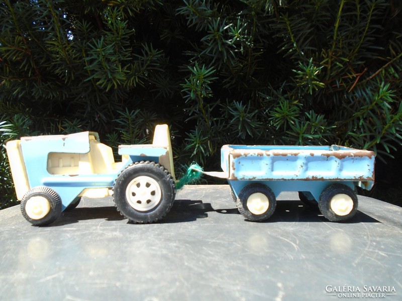 1980-ból Retro  Lemez játék traktor  + potkocsi.