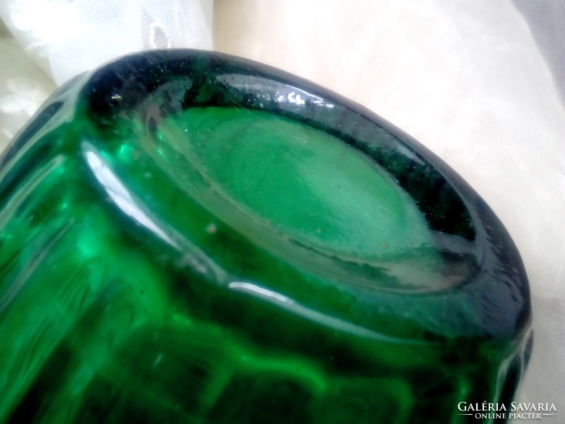 Smaragdzöld bordás üveg váza 21cm