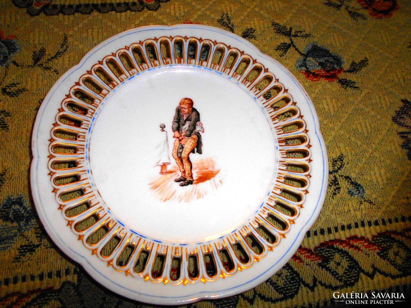 Antik Fischer & Mieg kézzel festett fali tányér áttört szegéllyel-- csavargók sorozatból