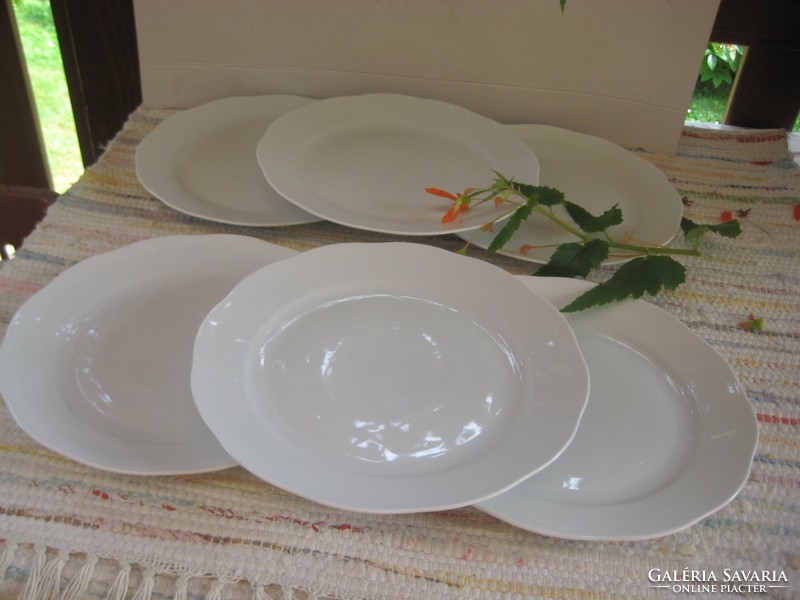 Herendi  fehér  ,lapos tányérok  6  személyre  , bele nyomott  jelzéssel  ,  257  mm