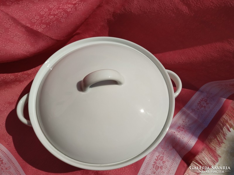 White porcelain soup offering 2-4 grains.