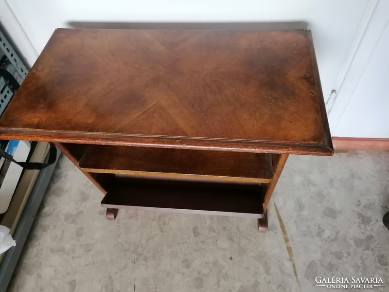 Antik asztalka, alsó tároló polccal