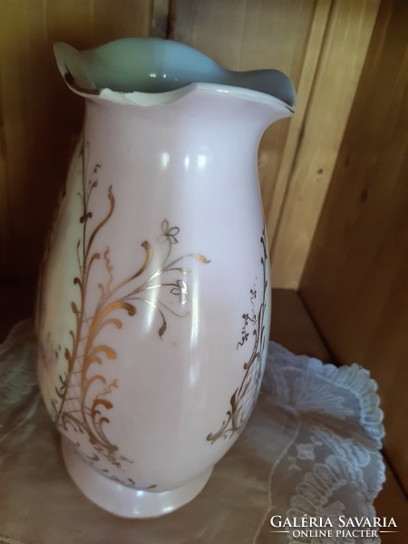 Rózsaszín váza nőalakokkal