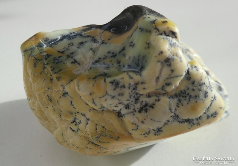 Természetes, közönséges Opál ásványdarab  dendrites mintákkal. 109 gramm