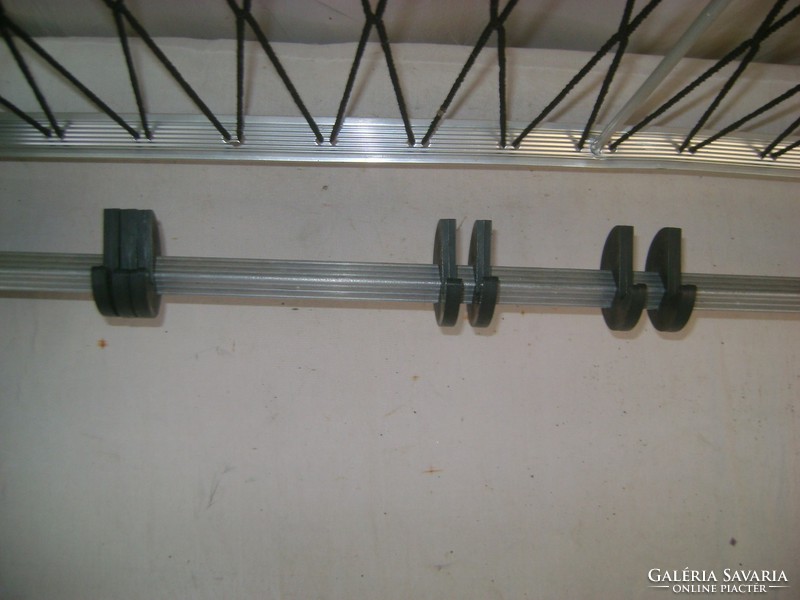 Wall rack with retro hat holder