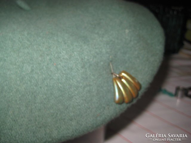 Oil green barret cap, made of 100% wool, with zsolnay eosin badge / 38 x 25 mm /