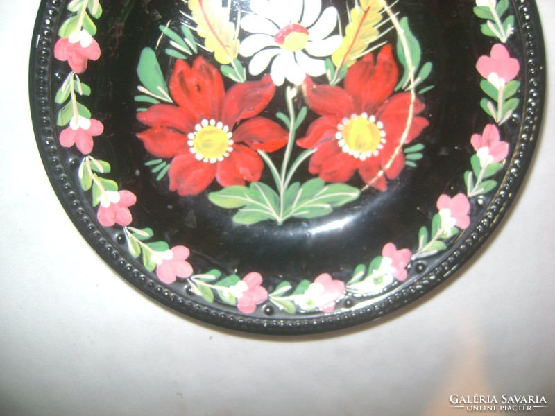Régi, festett virágos gránit falitányér, tányér
