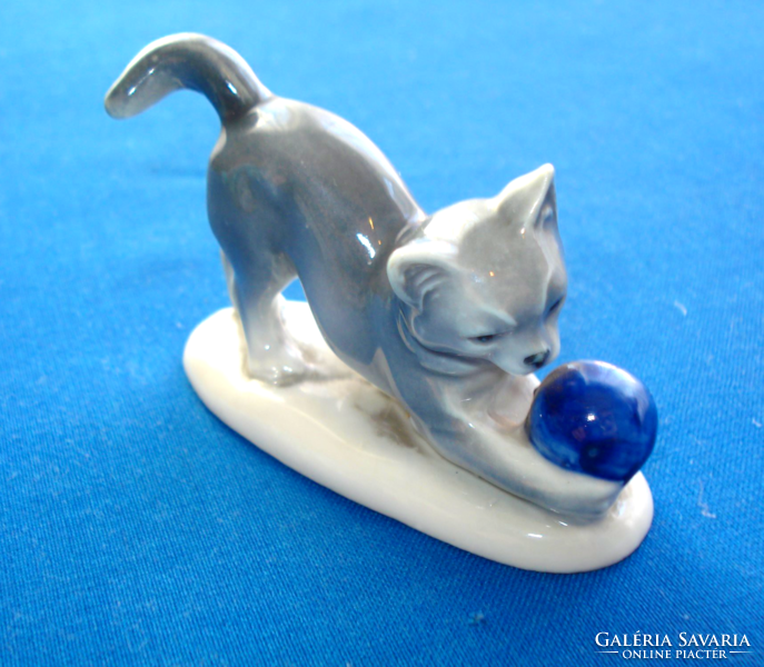 Gombolyaggal játszó porcelán macska 