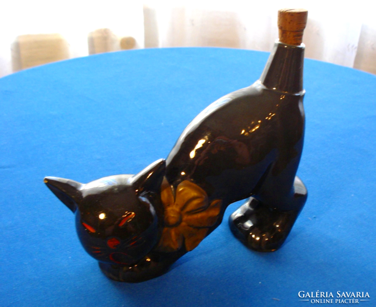 Ásító, nyújtózkodó macska alakú likőrös vagy pálinkás palack