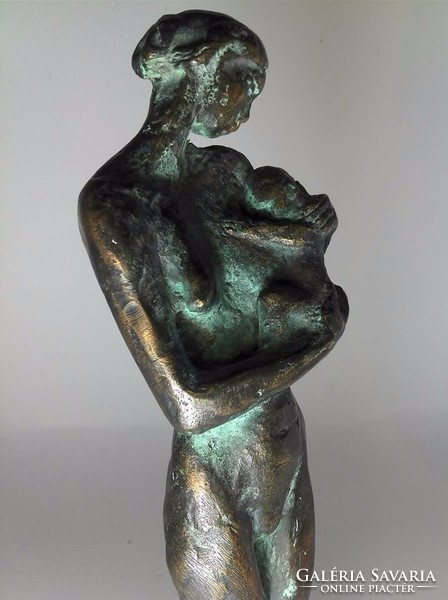 Anya gyermekével bronz szobor