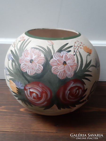 Virág és gyümölcsmotívummal gazdagon díszített gömb formájú kerámia váza