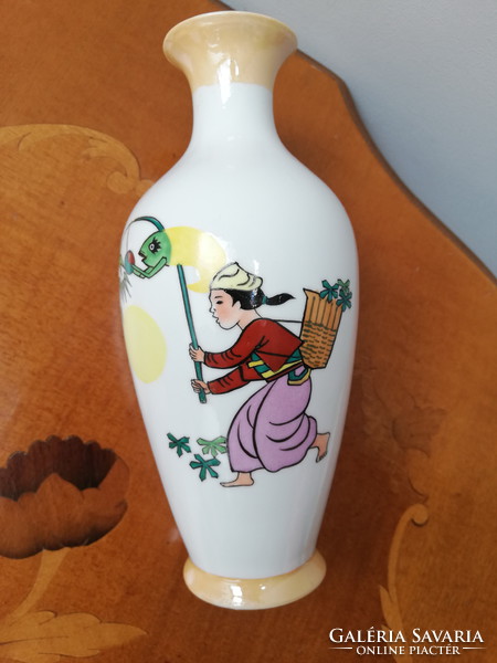 Vietnámi kézzel festett porcelán váza
