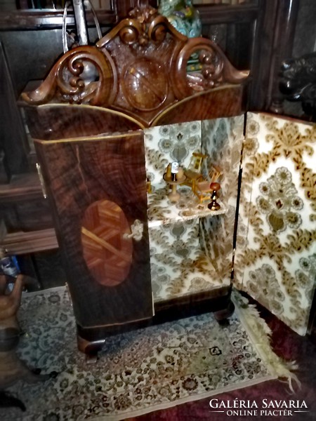 Antik babaház-szekrény, kis szekrény bútorok nelkul