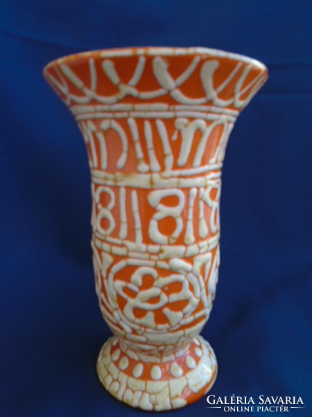 Gorka Géza váza.   hibátlan vitrin állapotban van ....18,5 cm