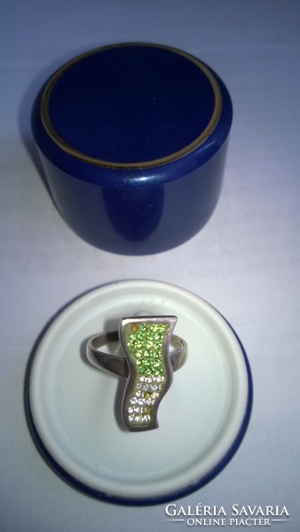 Spectacular silver ring with green and white stones diam. 17 Mm