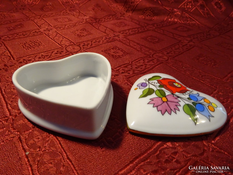 Kalocsai porcelán, szív alakú bonbonier népi motívummal. Mérete 7 x 7 x 3,5 cm. Vanneki! Jókai.