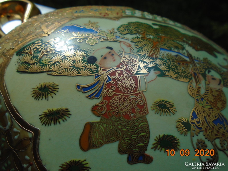 Aranybrokát és dombor színes zománc mintákkal,figurális kínai lváza érdekes lépcsőzetes peremmel