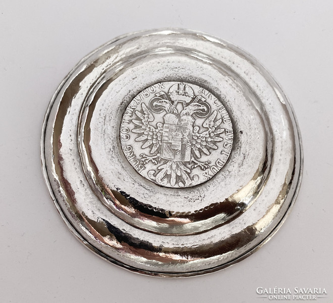 Díszes ezüst érmés tálka 1780 SF tallérral.